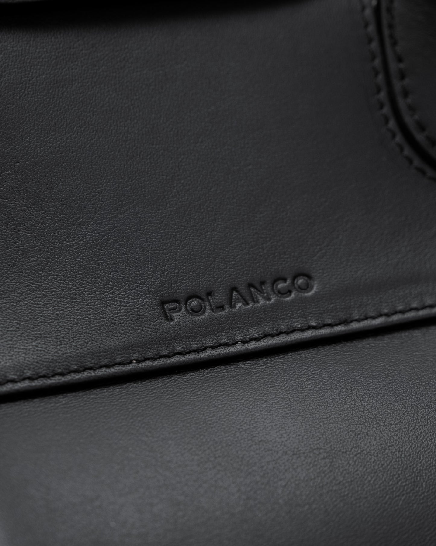 Bolso Full Black Capi en piel lisa Premium