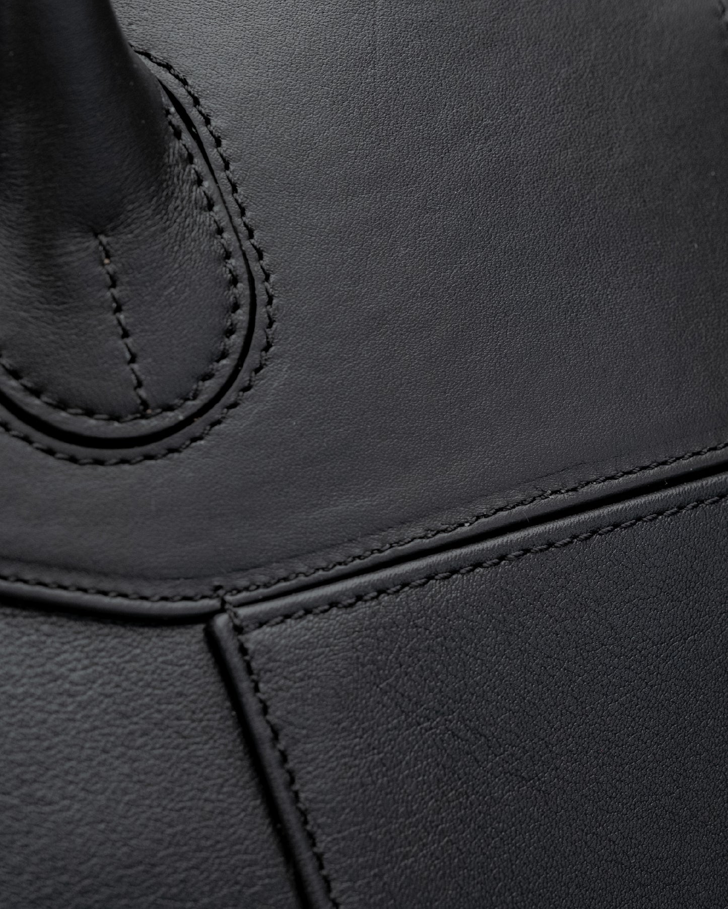 Bolso Full Black Capi en piel lisa Premium