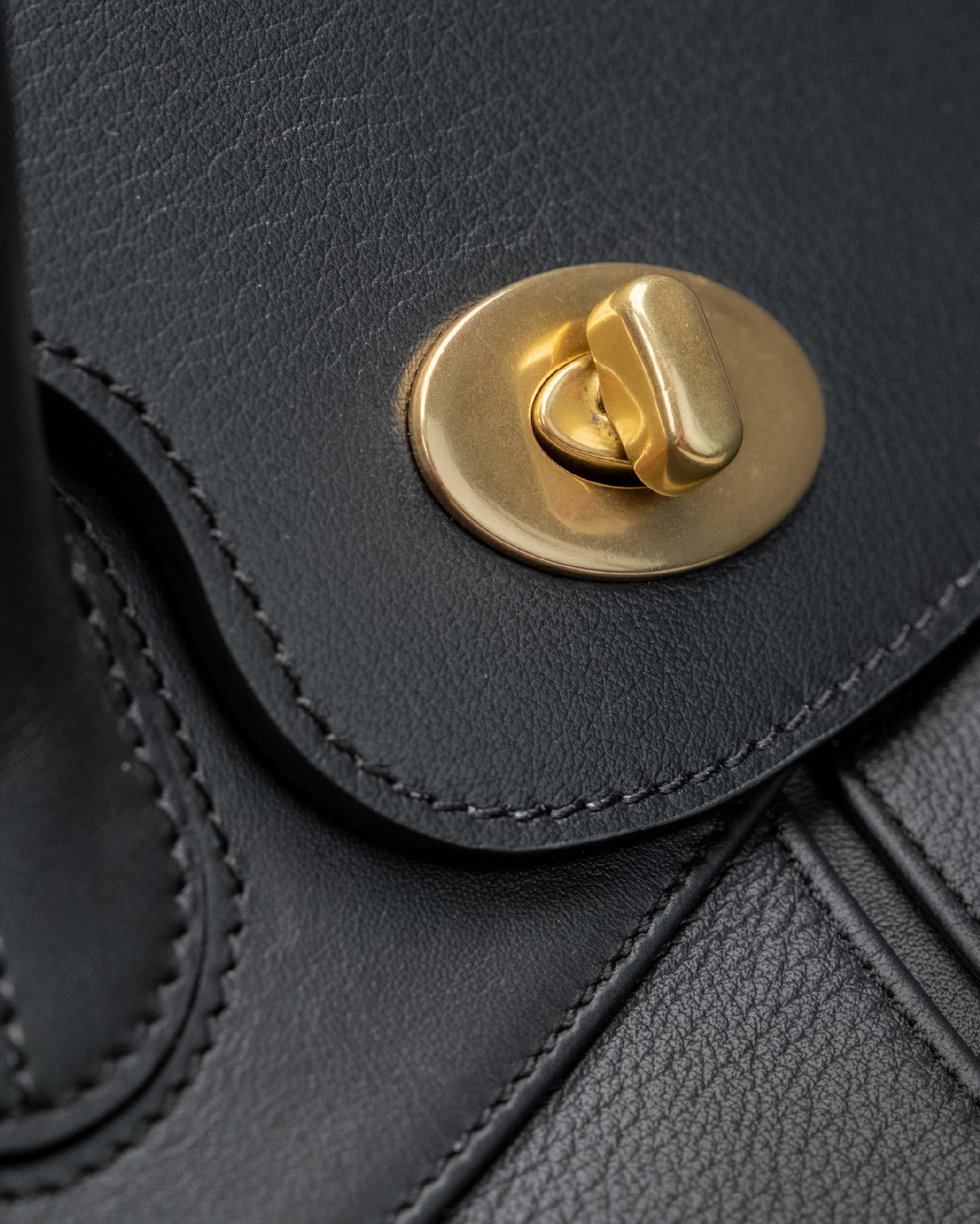 Bolso Full Black Capi en piel lisa Premium