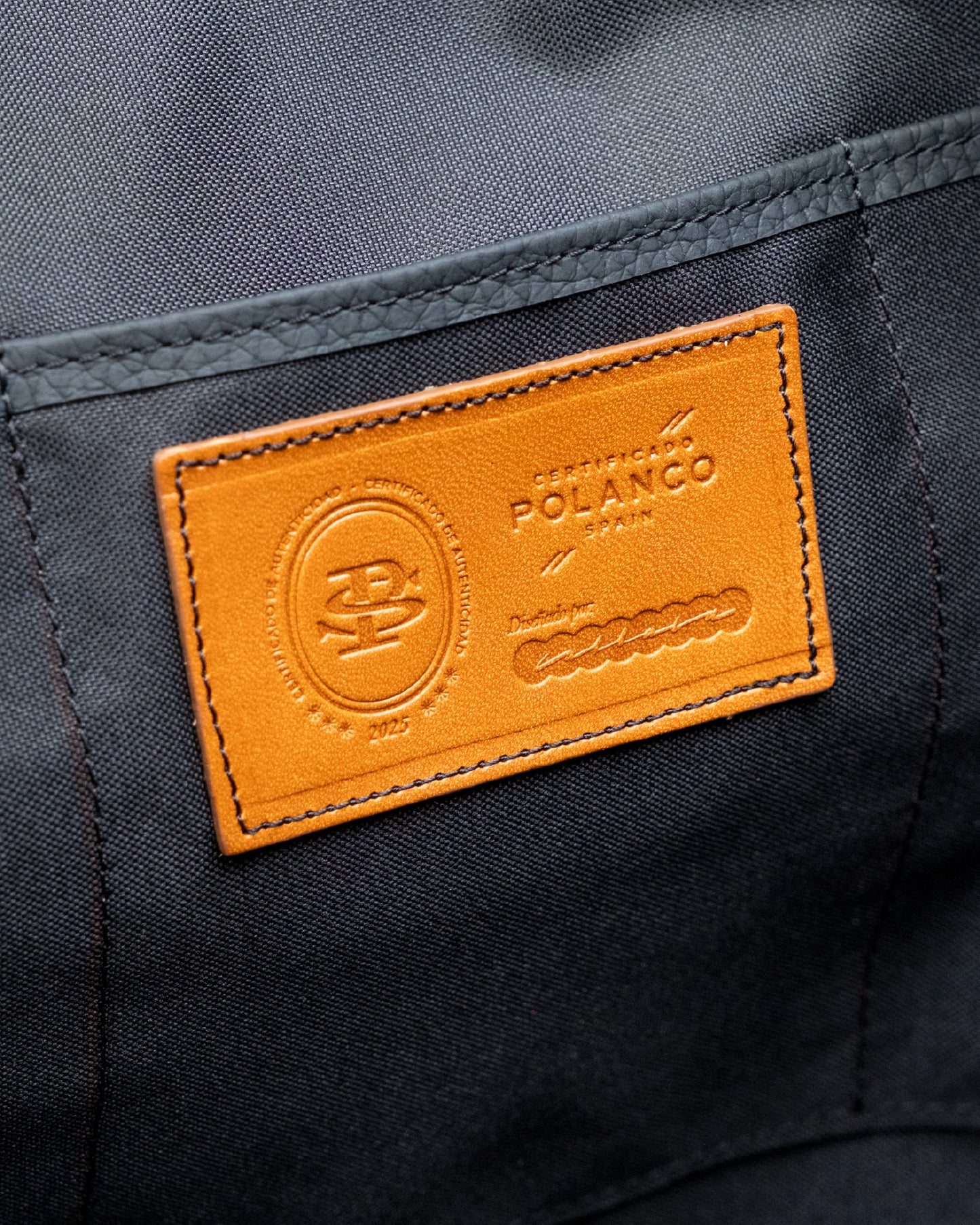 Bolso Capi en piel Negra Grano Mate