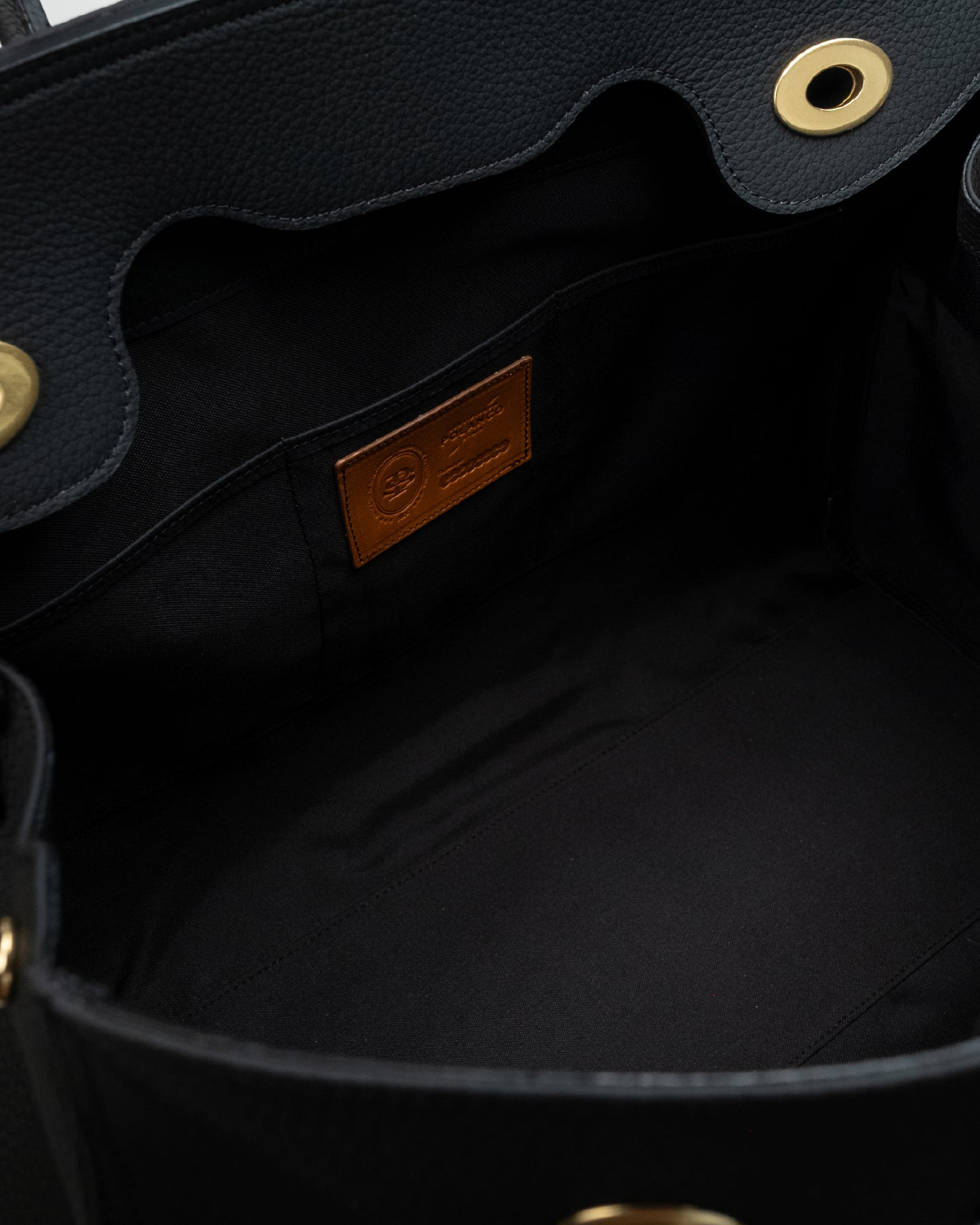 Bolso Capi en piel Negra Grano Mate