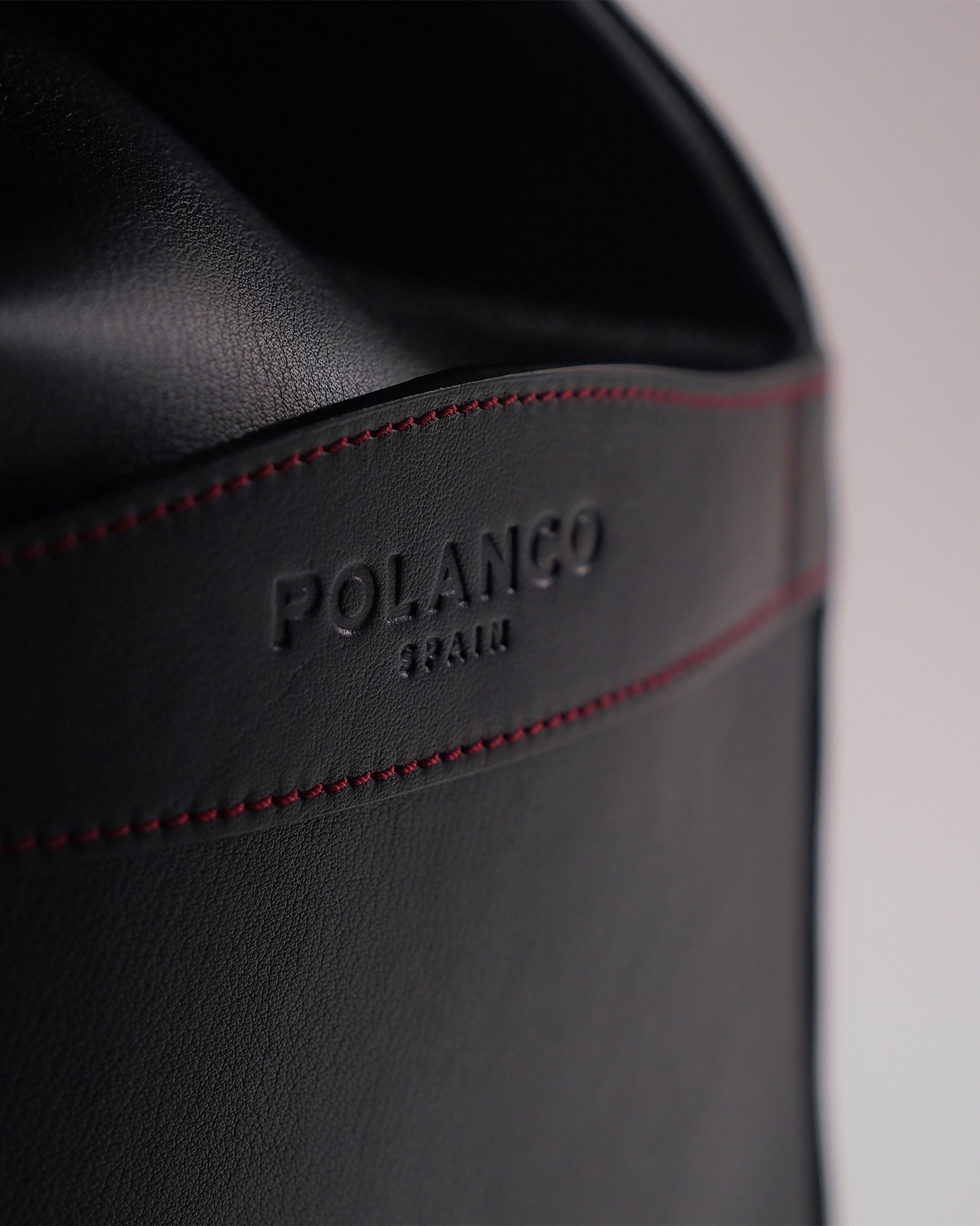 Exclusivo: Bolso Capi Moriarty. Piel Negra & Granate